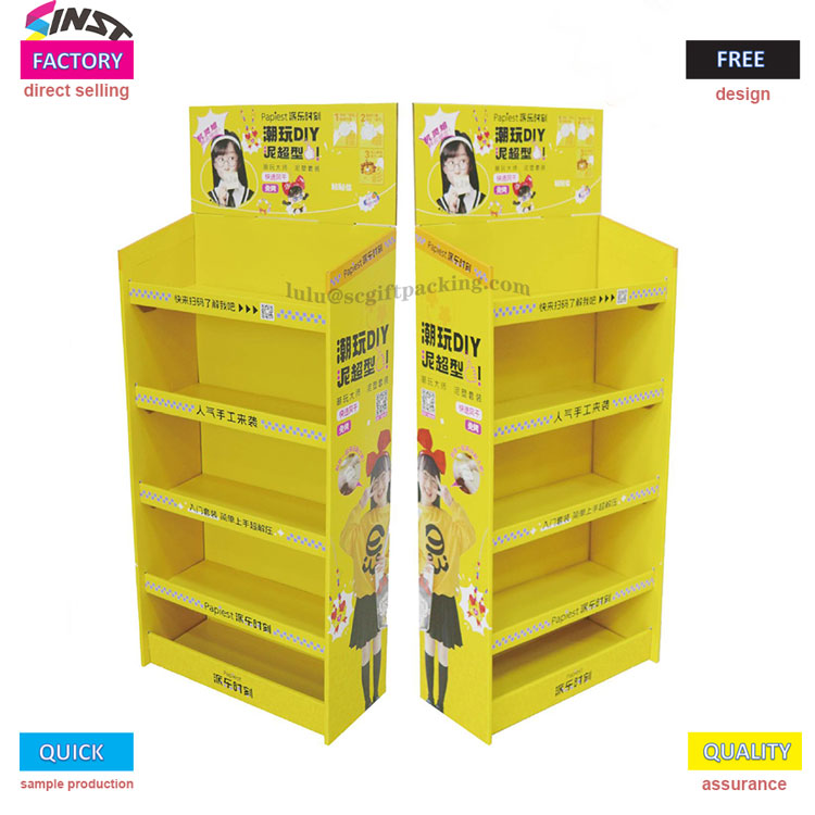 A szupermarketben ég a kis sárga kartonból készült vitrines állvány!