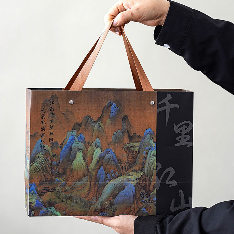 Hegyek és folyók szellemével átitatott kerámia bögre díszdoboz – a kezedben tartva melegség érzetét kelti.